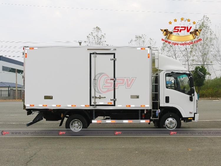 4 Tons Temperature Control Truck ISUZU - Right Side View